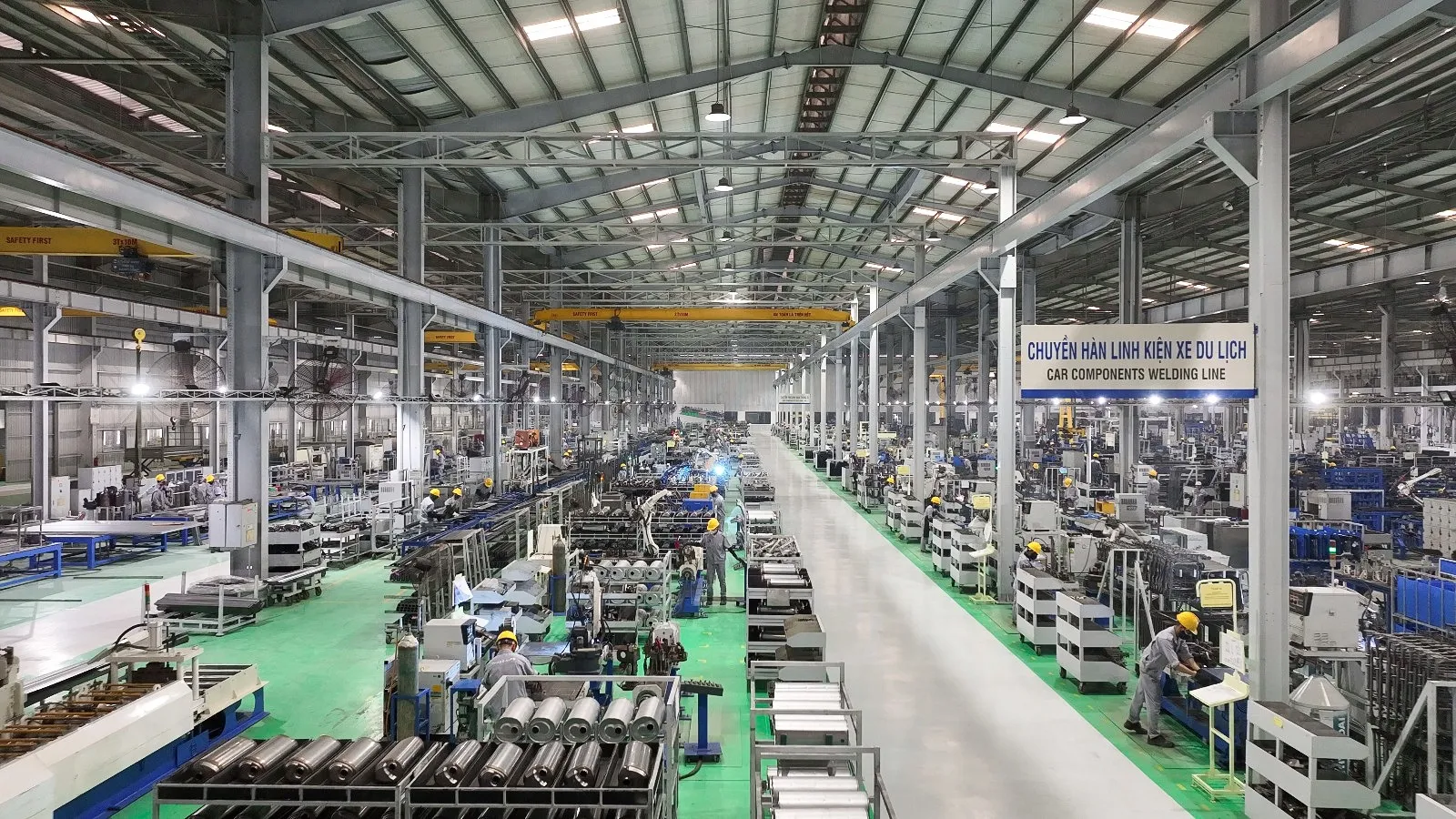 Robot công nghiệp tích hợp camera Vision kiểm tra sản phẩm trên dây chuyền sản xuất